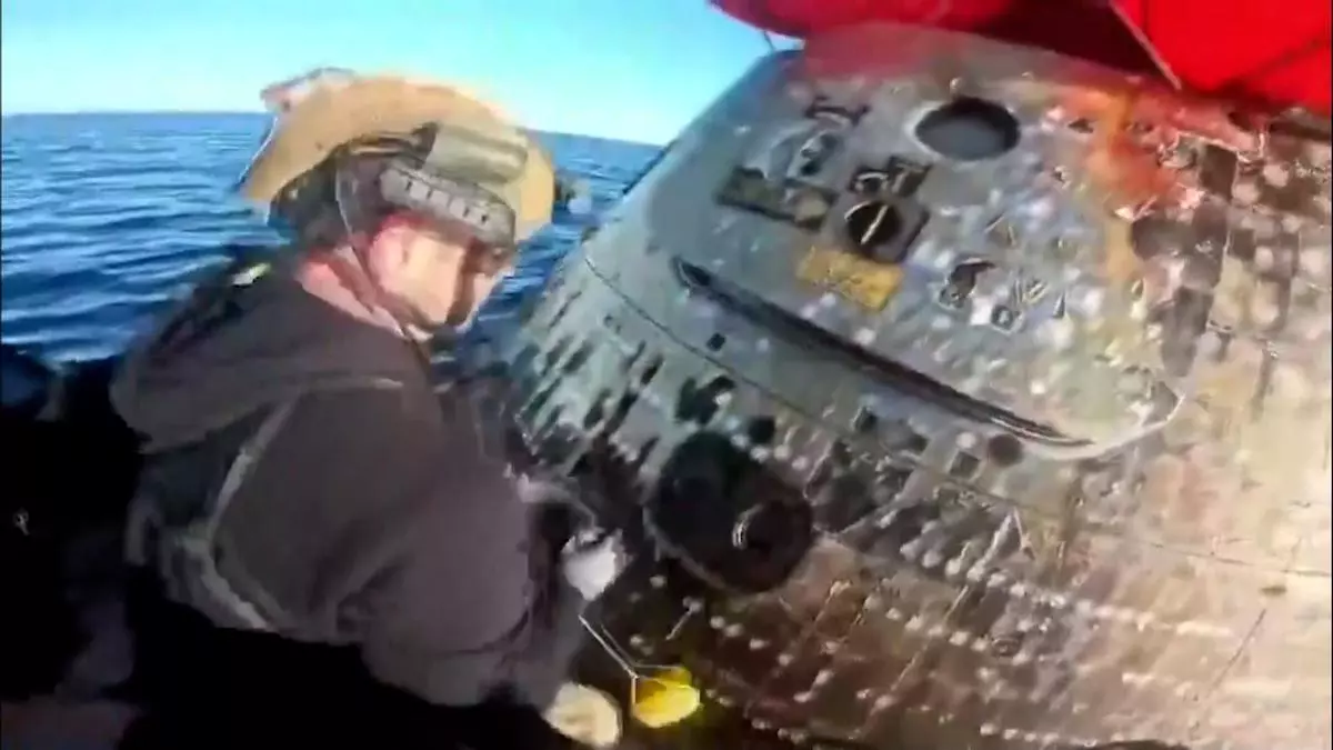 Este fue el momento en que se abrió la cápsula Orión a su llegada a la Tierra