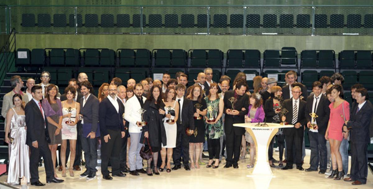 Foto de familia de los galardonados tras la ceremonia de entrega de los Premios de la Academia de Televisión.