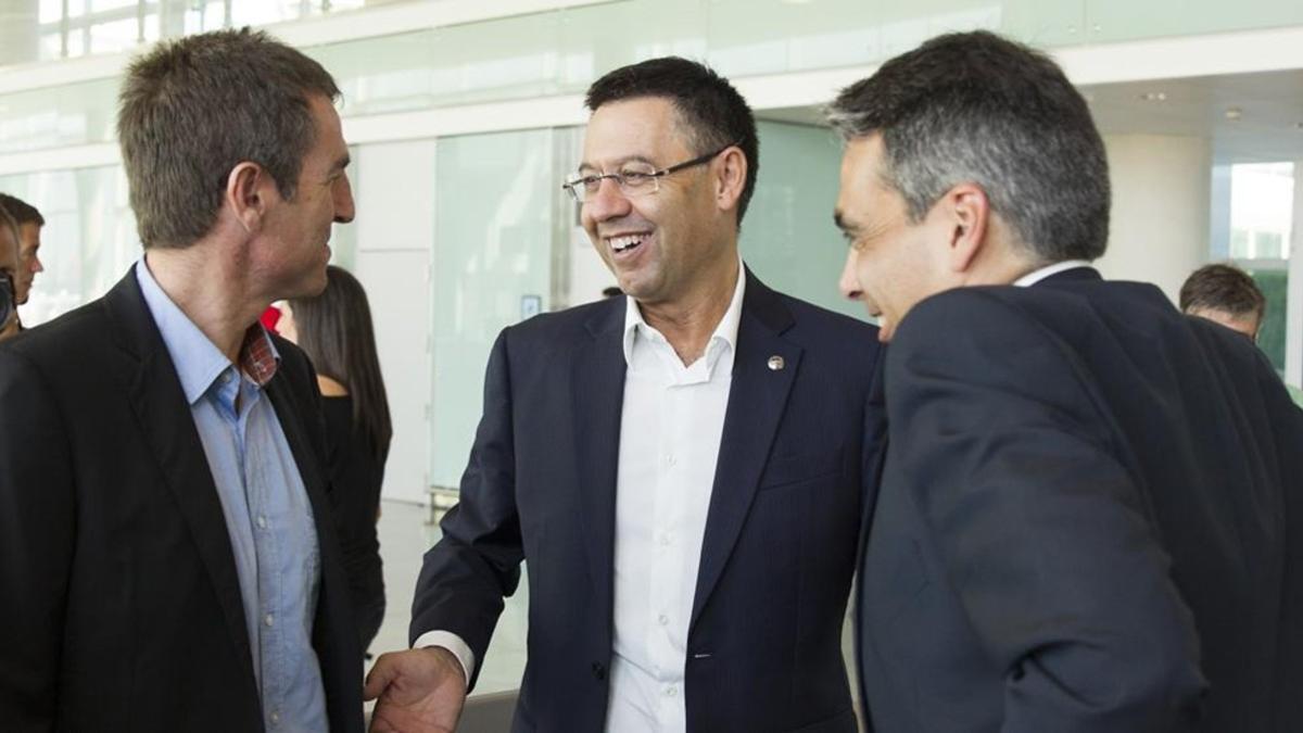 Josep Maria Bartomeu, Robert Fernández y Albert Soler dialogaron de forma distendida con Luis Enrique al acabar el partido