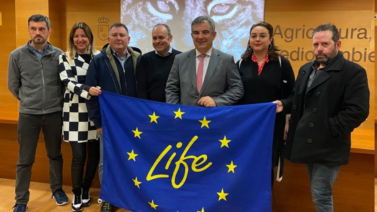 El consejero Juan María Vázquez, ayer, junto a miembros del proyecto Life LynxConnect. | L.O.