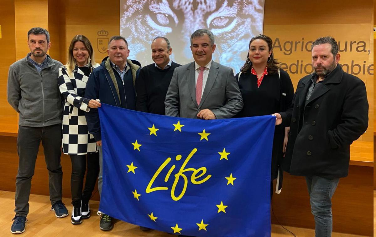 El consejero Juan María Vázquez, ayer, junto a miembros del proyecto Life LynxConnect. | L.O.