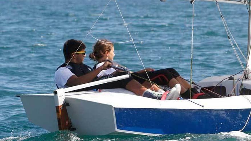 Carlos Ordóñez y María Mendoza durante una regata.