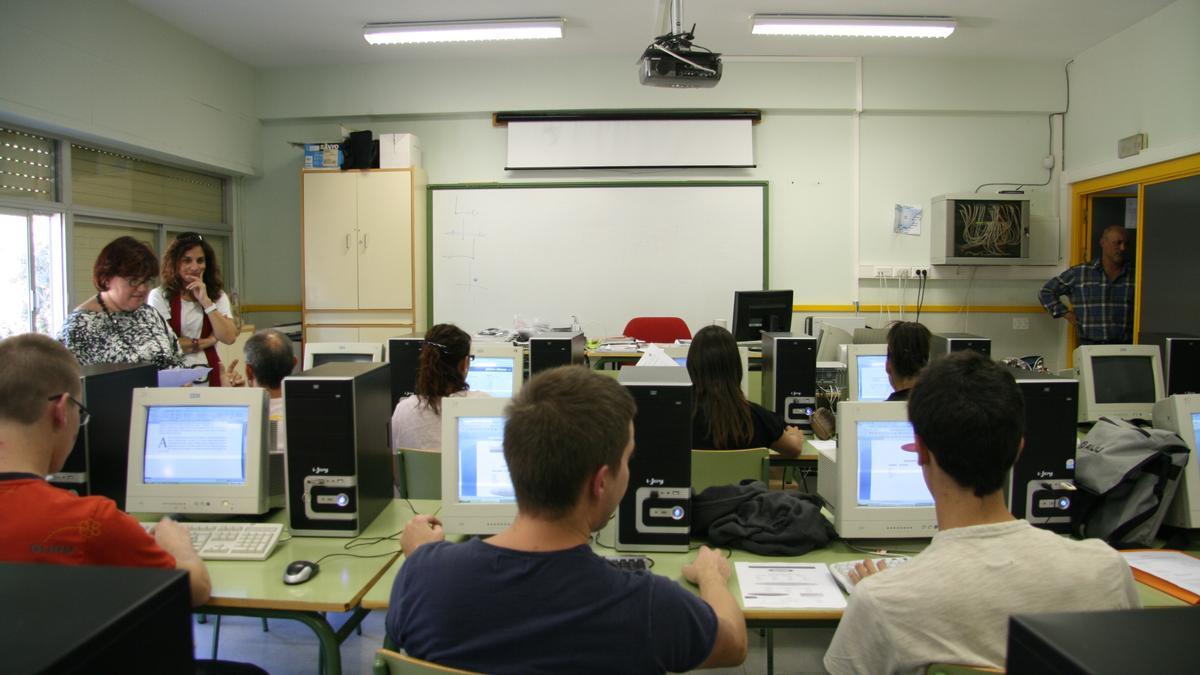 Informática es una de las especialidades con déficit de profesores