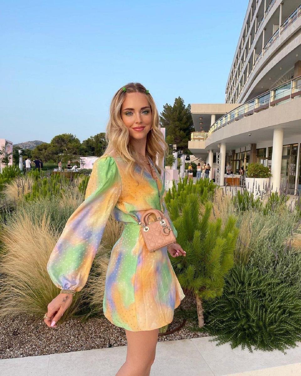 La bloguera y empresaria Chiara Ferragni con microbolso 'Lady Dior' en color rosa pastel