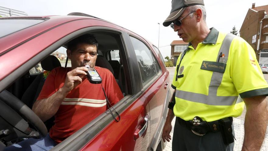 La Guardia Civil realizará hasta el domingo 2.000 pruebas diarias de drogas y alcohol