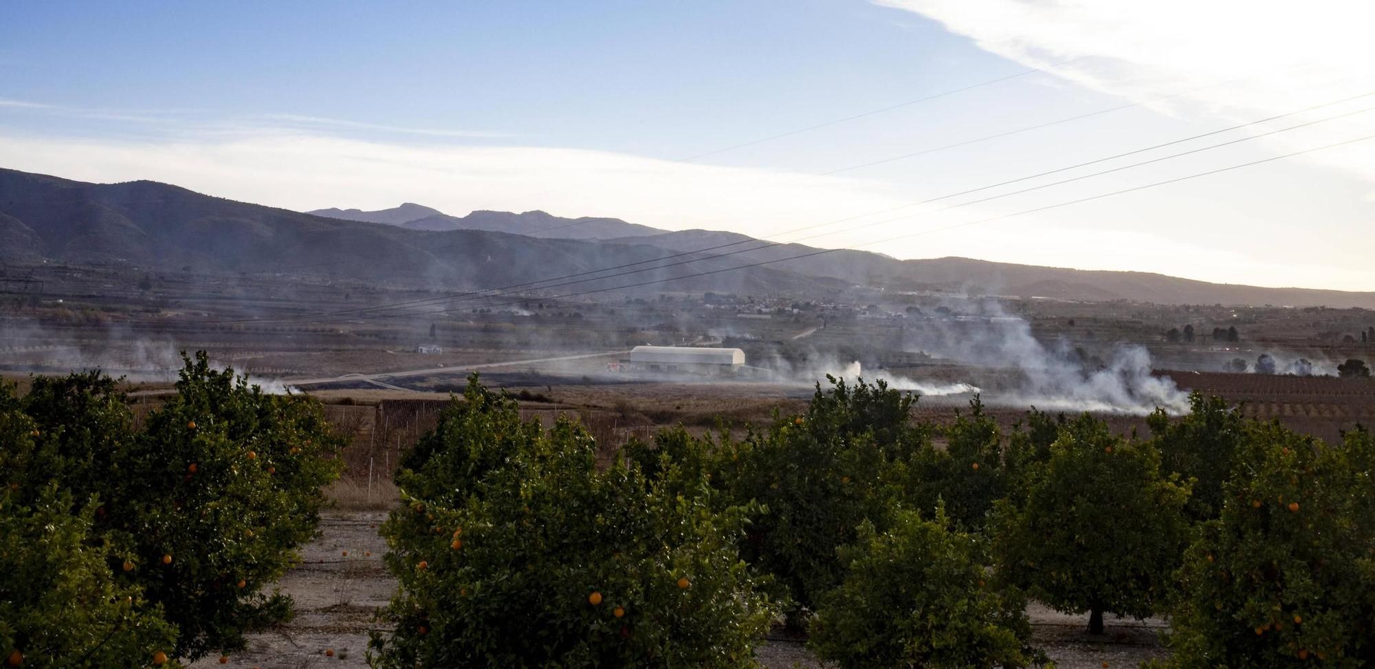 Movilizan varios medios aéreas para extinguir un incendio cercano a una pirotecnica en Bèlgida