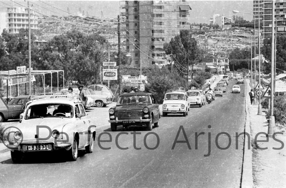 Así era el tráfico en la ciudad de Alicante en los años 60 y 70 en pleno verano