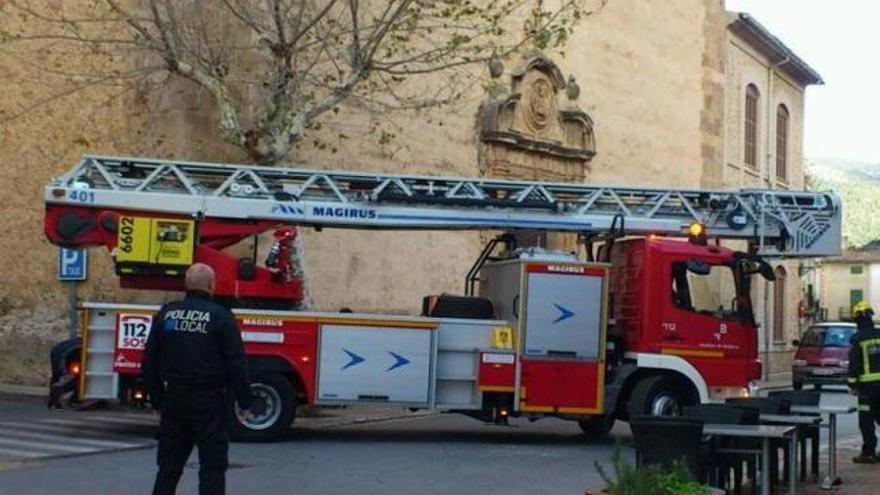Un camión de Bombers de Mallorca, ayer, para asegurar un canalón en la iglesia de Bunyola.