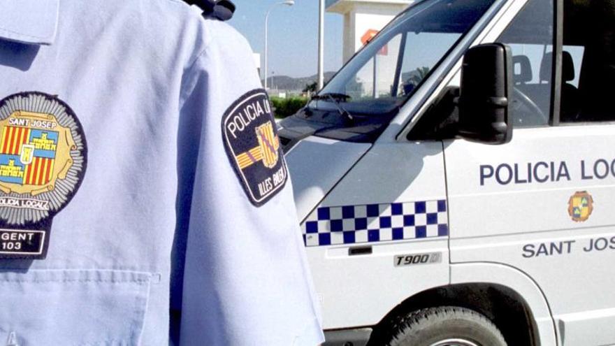 Las Policía Local de Sant Josep fue quien interpectó al minibús