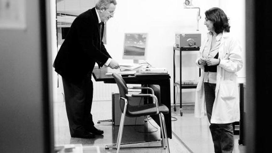 Alfredo Sanz Medel y Marisa Fernández, ayer, en la Facultad de Química.