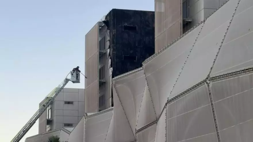 Los bomberos trabajan en la extinción del incendio en el Hospital Santa Lucía de Cartagena