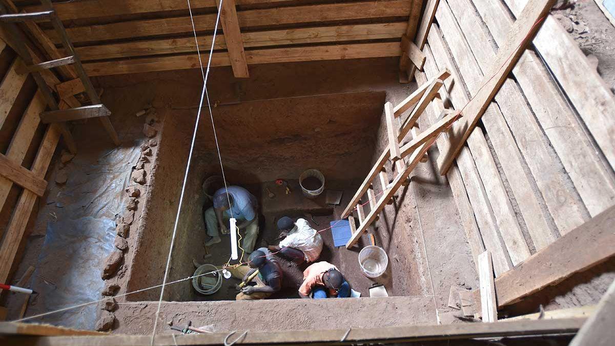 Excavación de la tumba en la cueva.