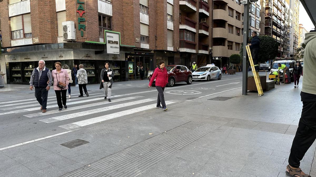 Paso de peatones frente a 'las Columnas', en la avenida Juan Carlos I.