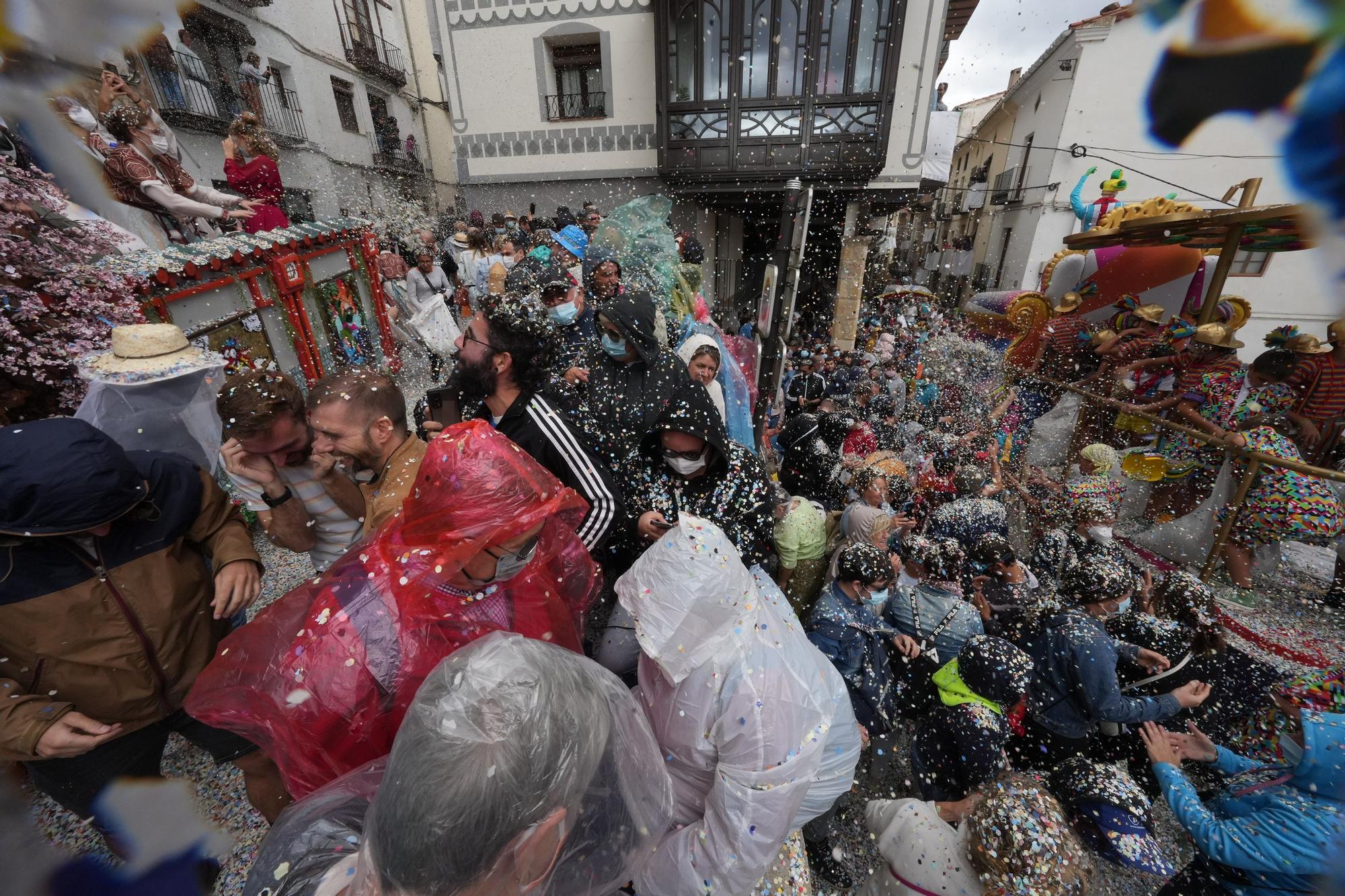 Búscate en el desfile de carrozas y disfraces de l'Anunci de Morella