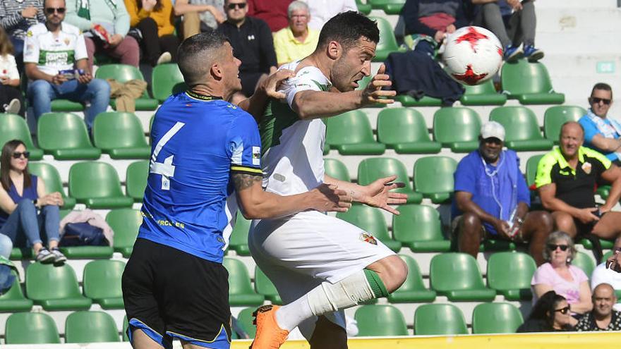 Pol Bueso defiende a Benja durante el Elche-Hércules del domingo