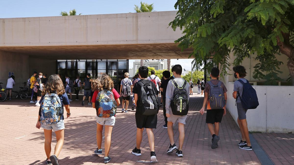 Imagen de la entrada de alumnos al IES Mediterráneo de Torrevieja en el inicio del curso.