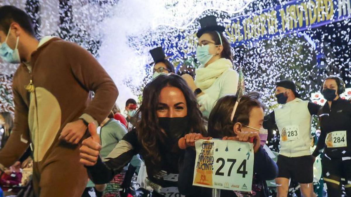 La San Silvestre más festiva recorre Alicante | HÉCTOR FUENTES