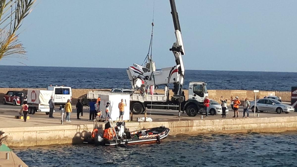 Retiran del mar la avioneta estrellada en Cabo de Palos