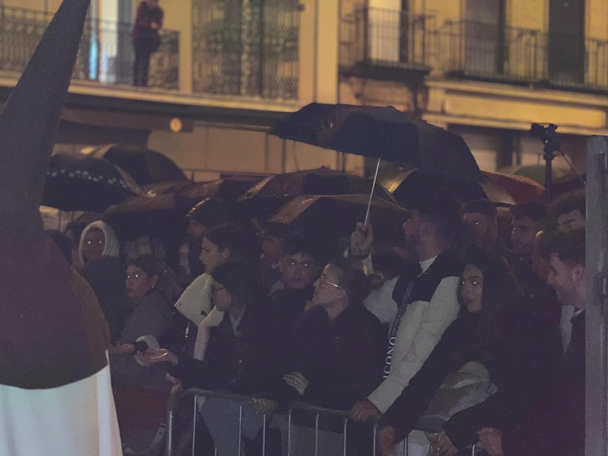 Gente bajo los paraguas esperando la recogida de El Carmen Doloroso