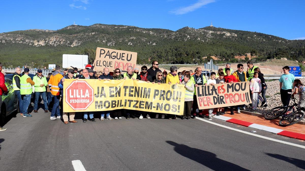 Los vecinos de Lilla cortan la A-27 entre Valls y Montblanc para exigir el pago de las indemnizaciones por las grietas
