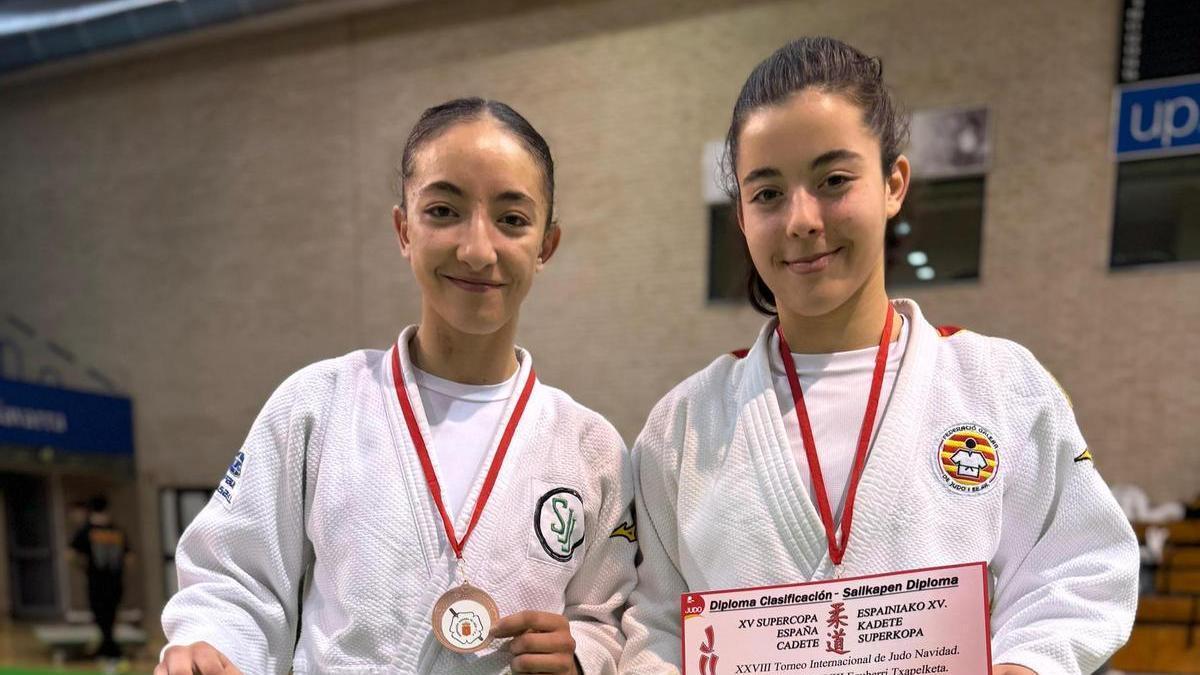 Dina Hamri y Adriana Ferrer, después de colgarse el bronce en la Súper Copa de España