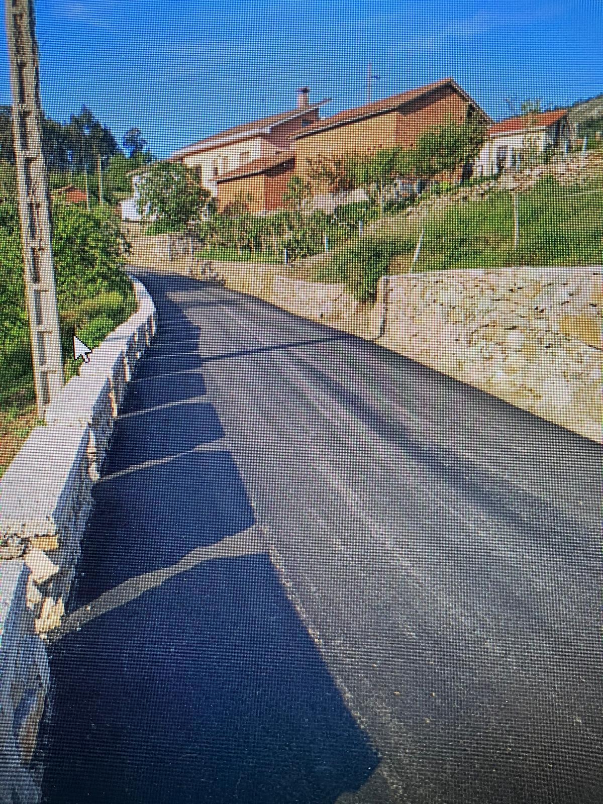 Imagen de la carretera de acceso a Eiros, ya asfaltada.