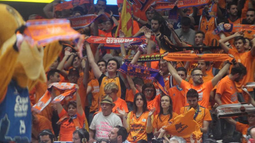 Afición del Valencia Basket en La Fonteta.