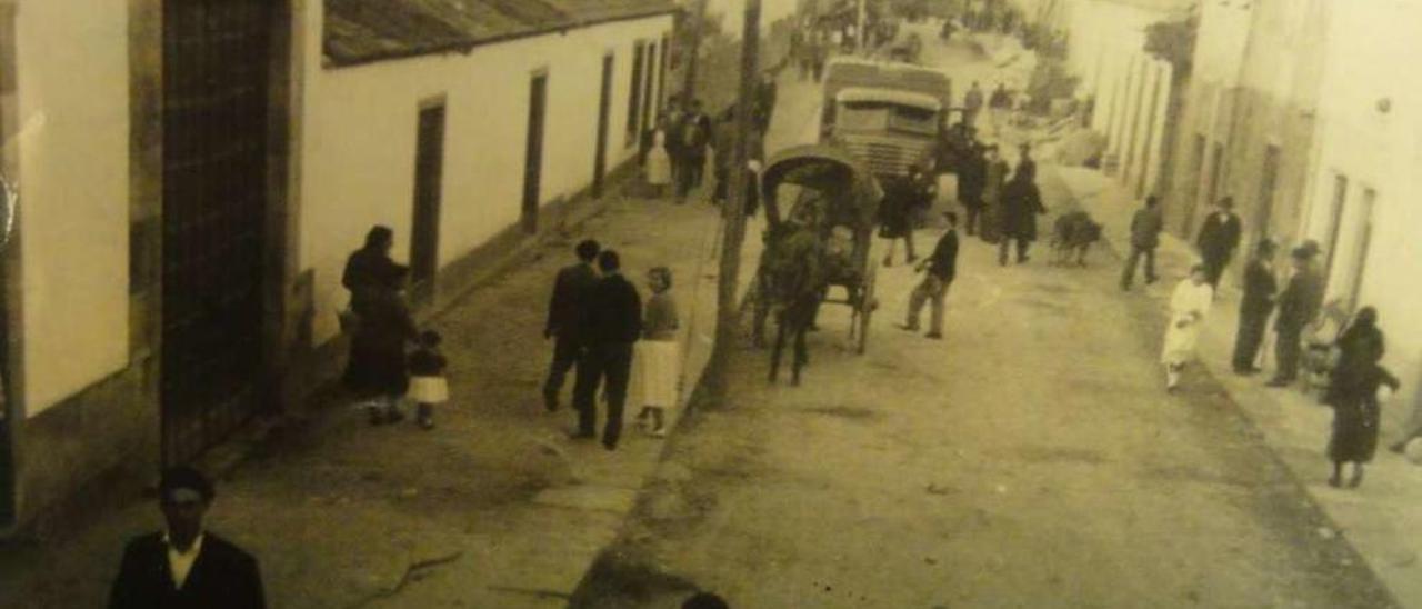 Una jornada de feria en la actual calle Progreso de Silleda. // Archivo Asociación de Amigos de Silleda