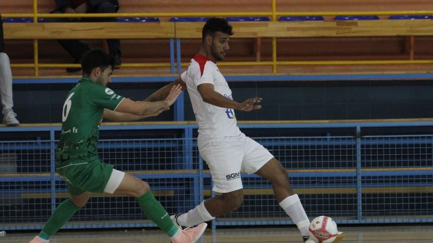 Magui controla el balón frente a un rival