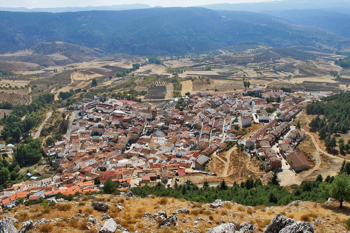 Su aldea pertenece al municipio de Santiago-Pontones, en la provincia de Jaén.