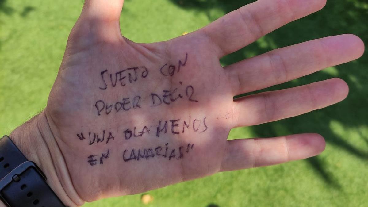 El coronavirus de Twitter muestra en la palma de su mano un mensaje personalizado para las Islas.
