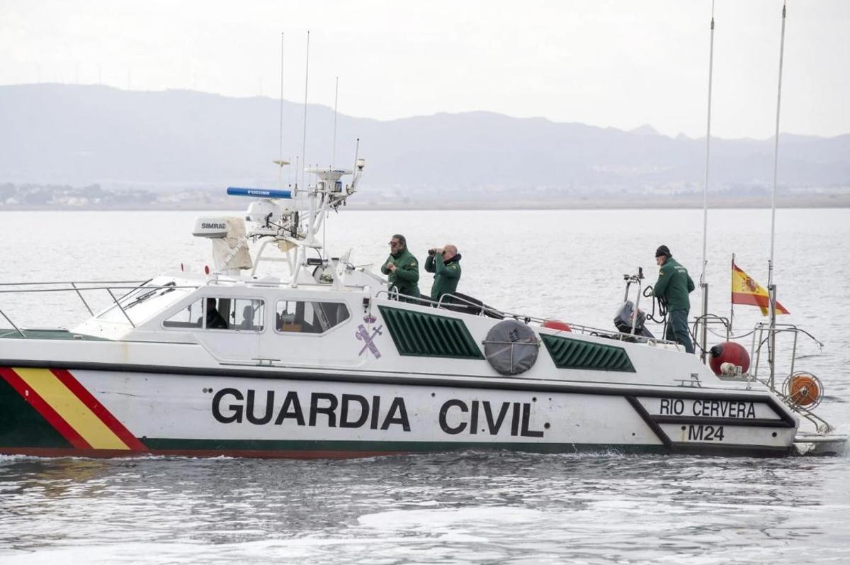 Agentes de la Guardia Civil de la patrullera Río Cervera.