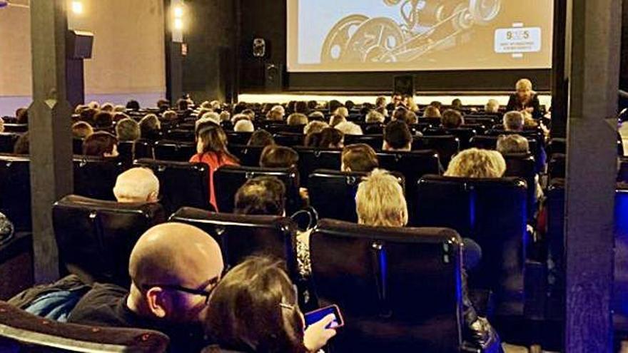 La sala del Teatre Patronat de Berga plena de gom a gom abans de la reproducció de «1917»