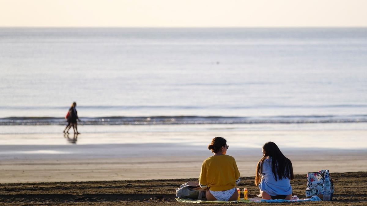 Bañistas en Maspalomas en la mañana de hoy, 30 de marzo.