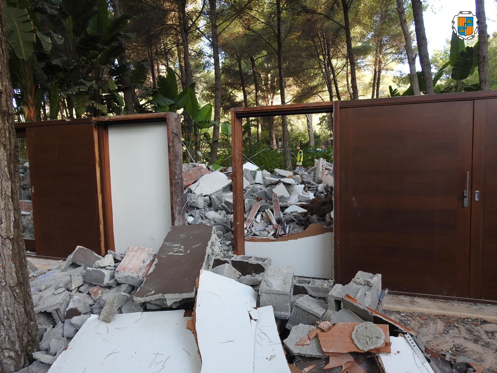Demolición en Ibiza: así es Casa Lola llena de escombros
