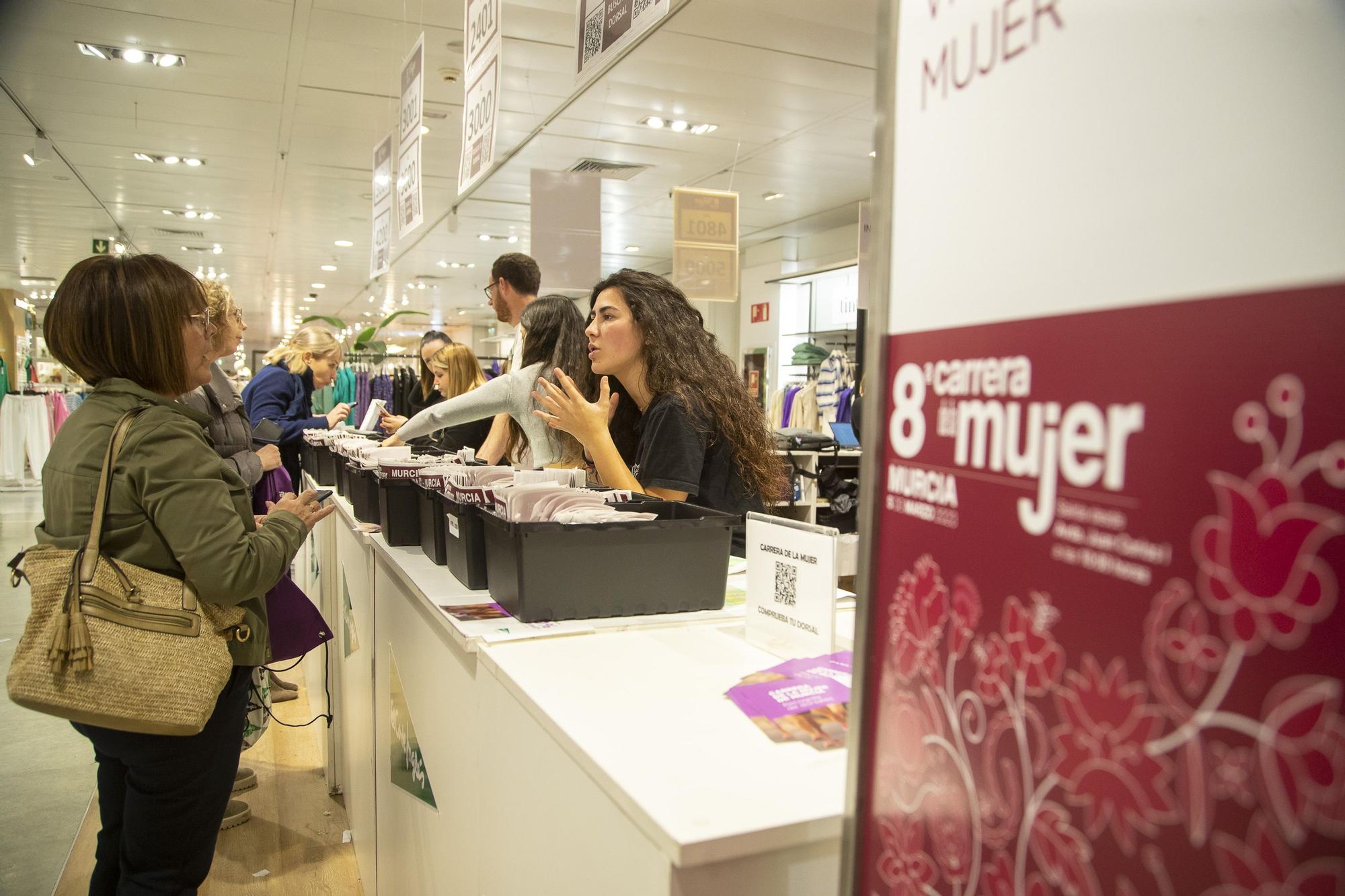 Entrega de dorsales de la Carrera de la Mujer (viernes por la tarde)