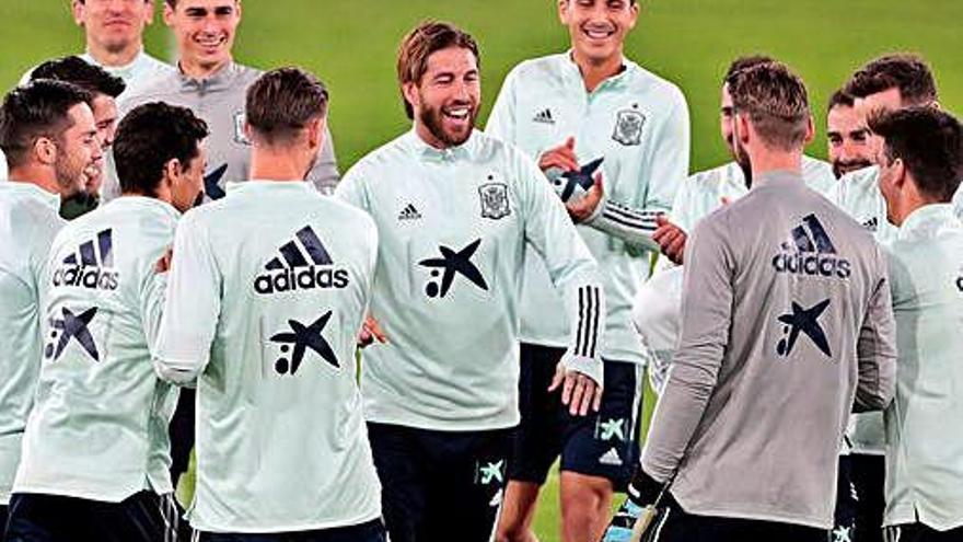 Sergio Ramos sonríe en un trabajo grupo durante la sesión de ayer de la selección en Cádiz.