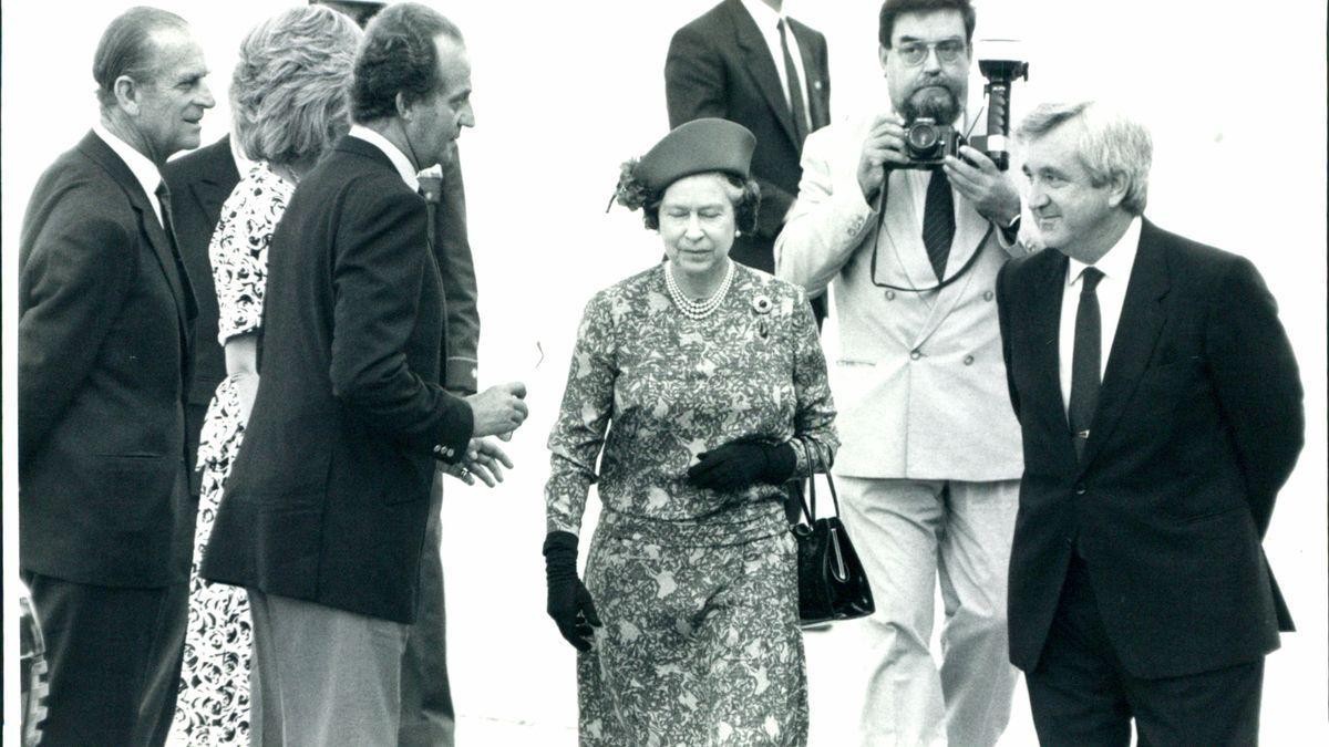 La reina de Inglaterra y su marido junto a Gabriel Cañellas. DM