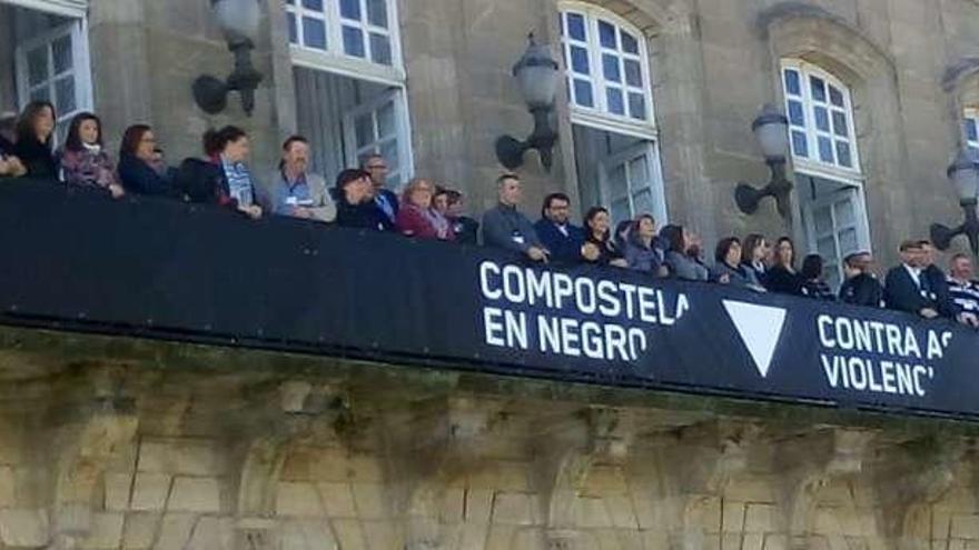 Concejales de los concellos gallegos participantes en la campaña del 25-N, ayer en Santiago. // Cedida