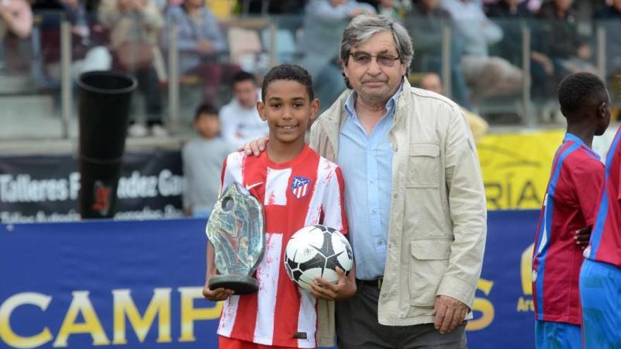 Emana Owona, junto a Manolo Diz, tras ser elegido mejor jugador del torneo.