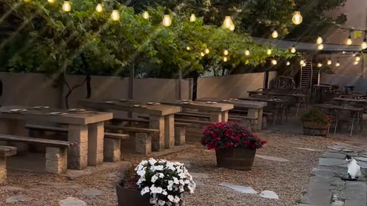 La terraza iluminada de esta parrillada de Santa Cruz (Oleiros).