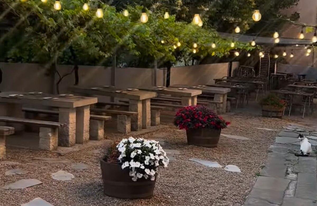 La terraza iluminada de esta parrillada de Santa Cruz (Oleiros).