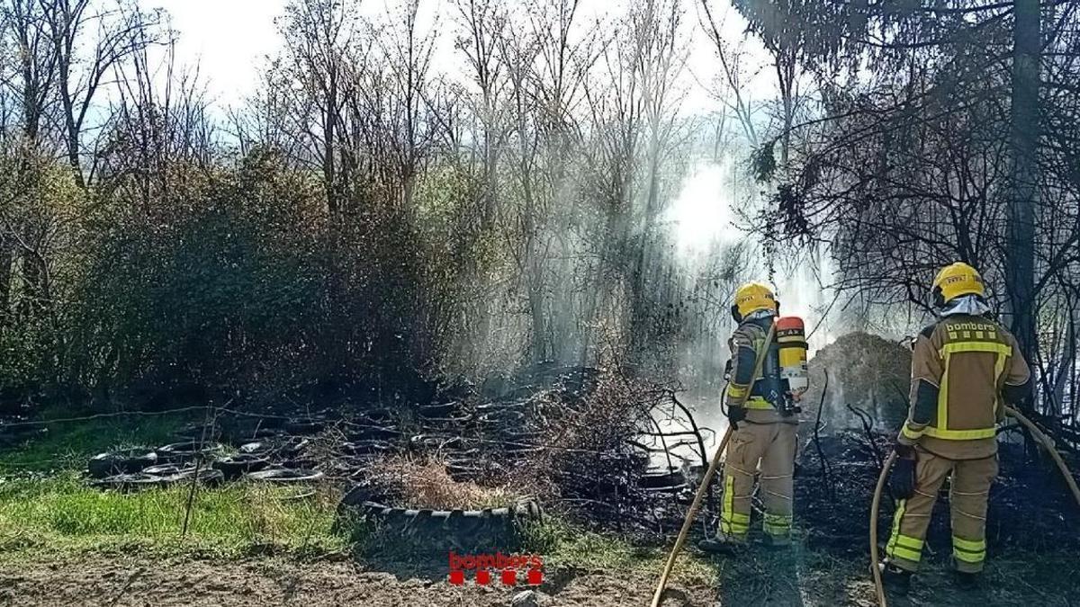 Les imatges de l'incendi d'un tractor a Llívia que afecta massa forestal
