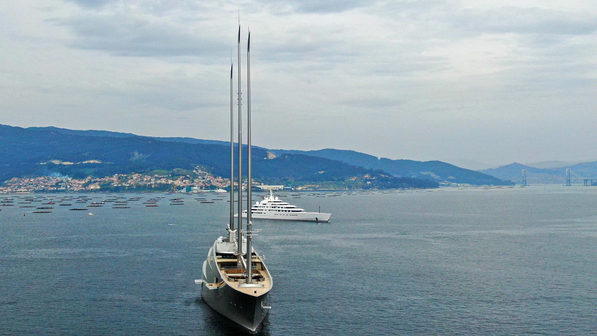 Duelo de esloras en la ría de vigo