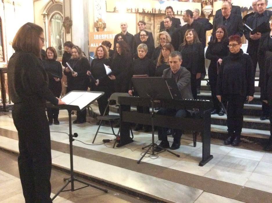 Orfeó d'Aldaia amb la direcció de Cèlia Màñez i Francesc Valldecabres.