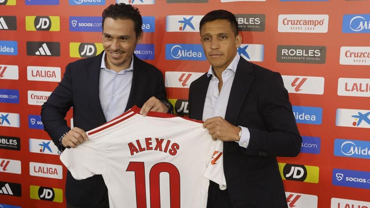 El delantero chileno Alexis Sánchez junto con el presidente José María del Nido Carrasco.