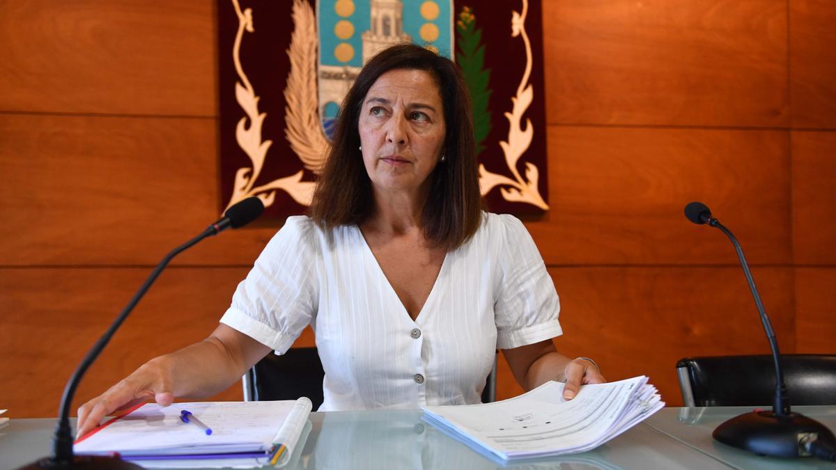 La alcaldesa de Betanzos, María Barral, en rueda de prensa, este lunes, en el salón azul del Liceo.