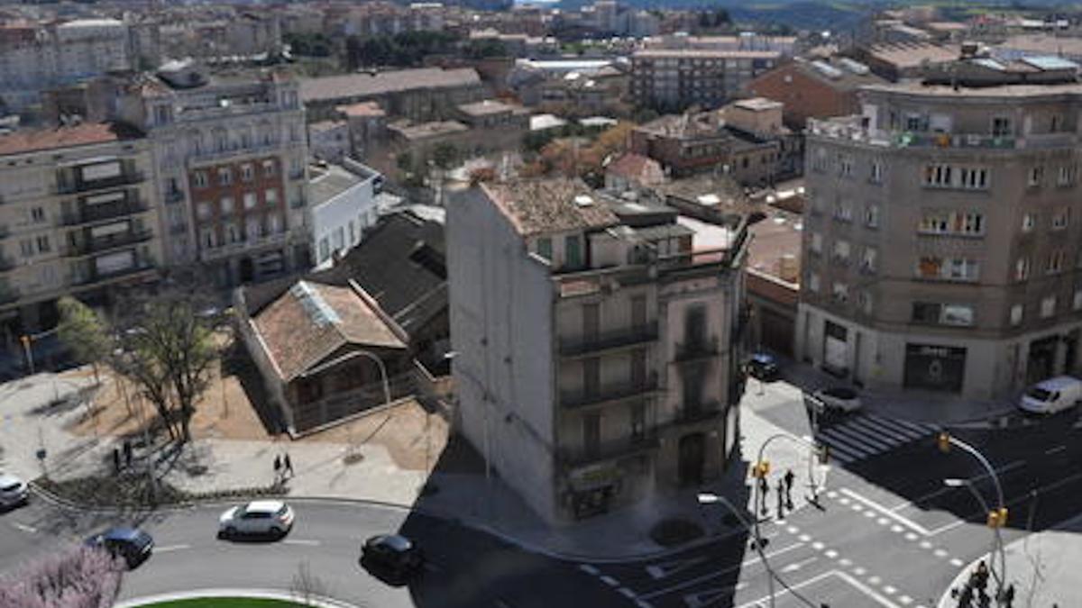 Vista general dels dos edificis que s&#039;enderrocaran a Manresa