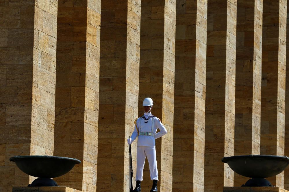 Un guardia vela por la seguridad del primer ministro turco Binali Yildirim.