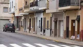Algemesí ya ha repartido 7.500 sacos de arena para proteger las viviendas